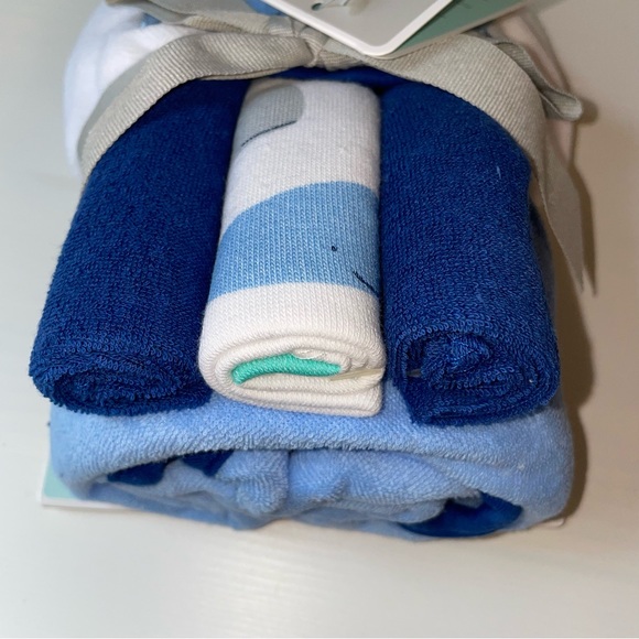 Carter’s Bibs 🦕 and Just Born Hooded Towel 🐳 and Washcloths - both NWT - Picture 11 of 14